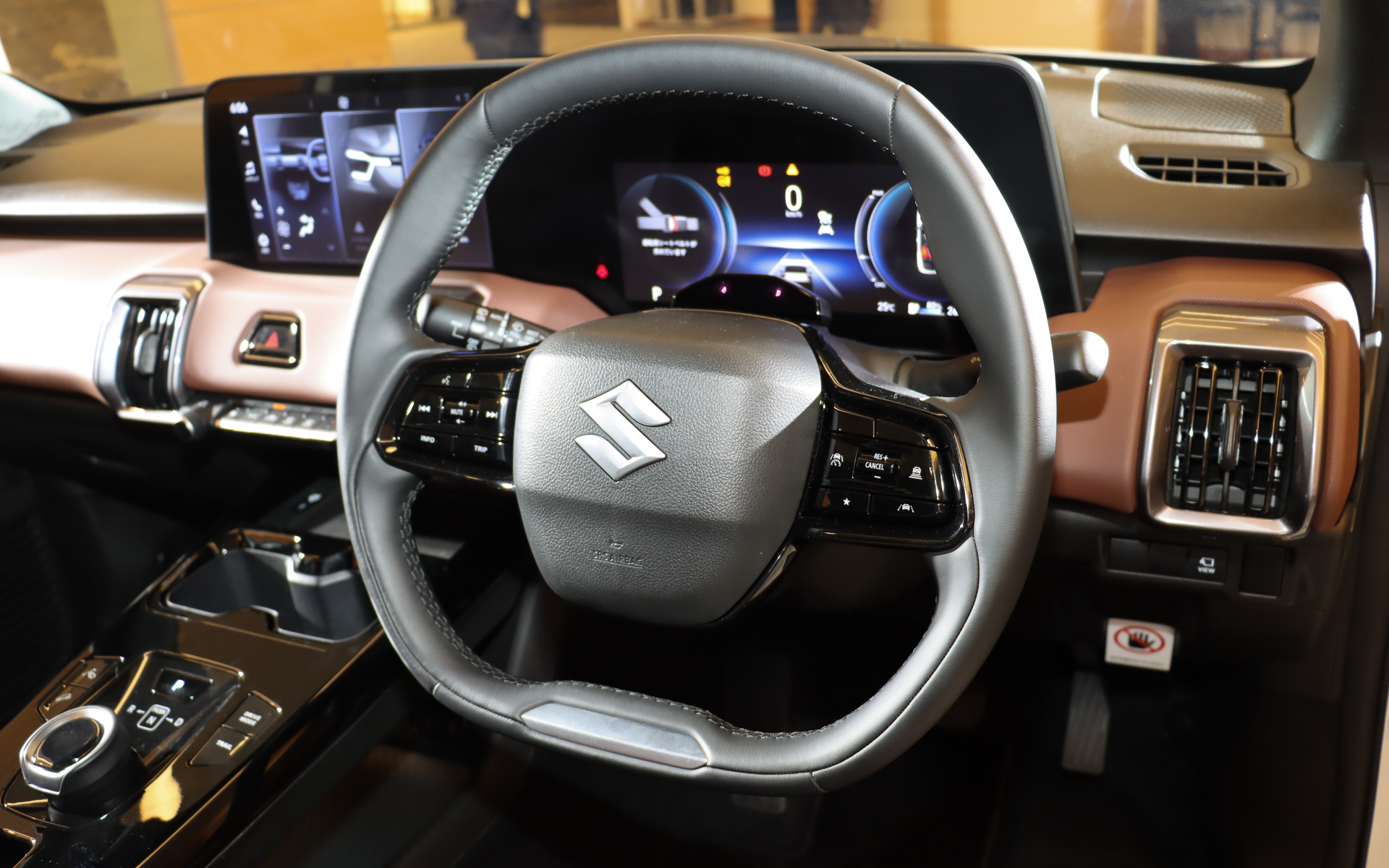 2本スポークの「レザー調ステアリングホイール（シルバー加飾付）」は全車で標準装備