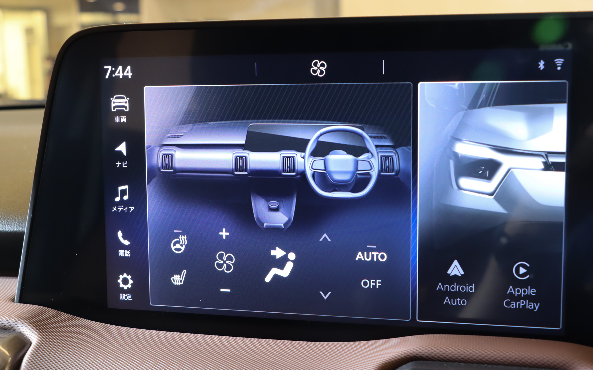 「センターディスプレイ」の左下にある「設定」アイコンからディスプレイ表示の変更が可能。センターディスプレイでは「タイル」3枚を均等に表示する「3画面」のほか、1つのタイルを選んで大きく表示する「2画面」で1：2、または2：1の選択が可能