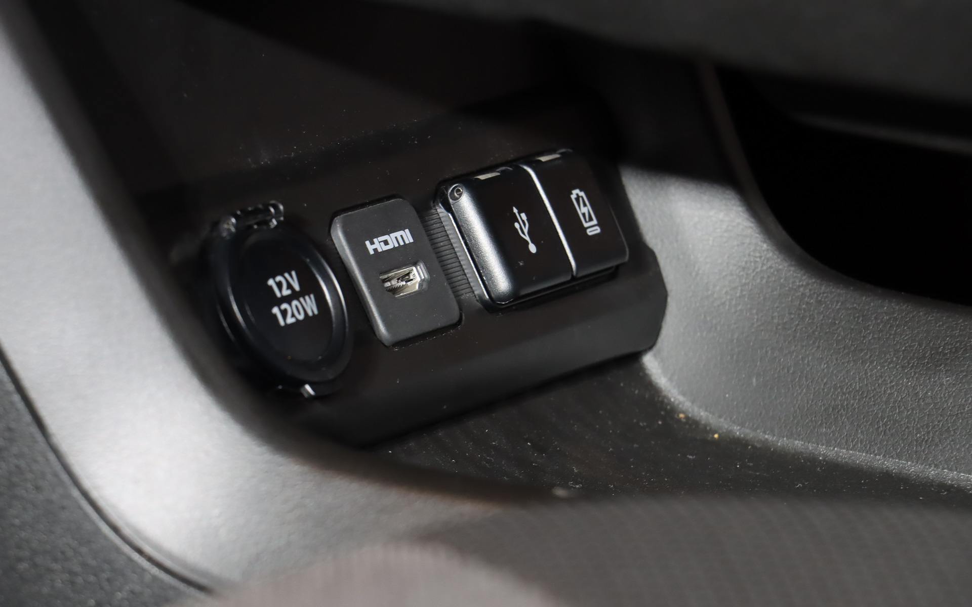 センターコンソールは上下2段式のフローティングデザインとなっており、下段には12V 120WのアクセサリーソケットやHDMI端子、USB端子などを配置。USB端子はデータ通信向けのタイプAと充電用のタイプCを用意する