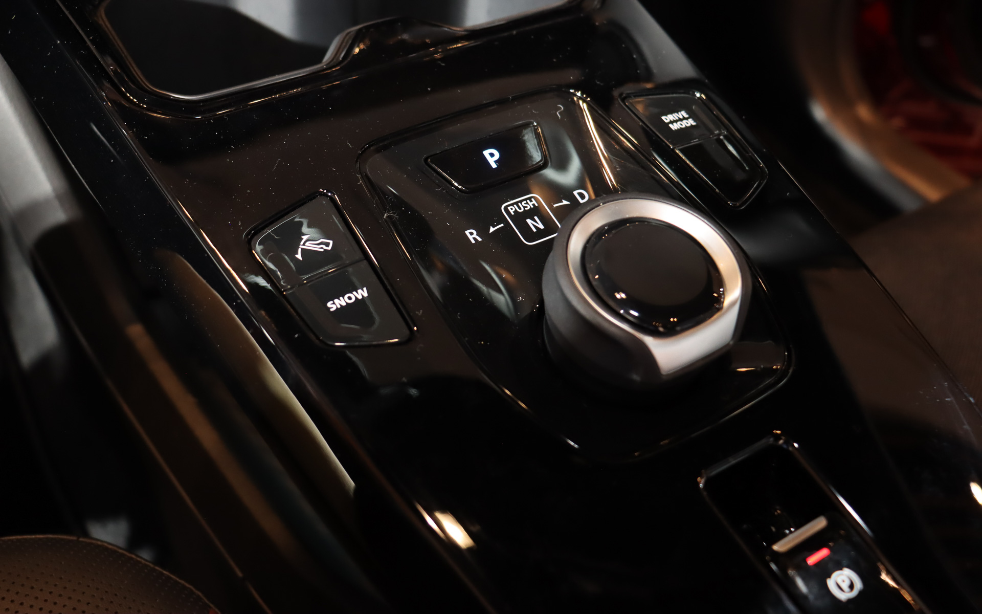 シフトセレクターはダイヤル式の電子制御シフトを採用。両サイドにある4つのスイッチは前方側2つが全車共通で、左がアクセルOFF時の3段階から選択できる「イージードライブペダル」右がアクセルペダルの操作に対する反応を「NORMAL」「ECO」「SPORT」の3種類で変更する「ドライブモード」となる