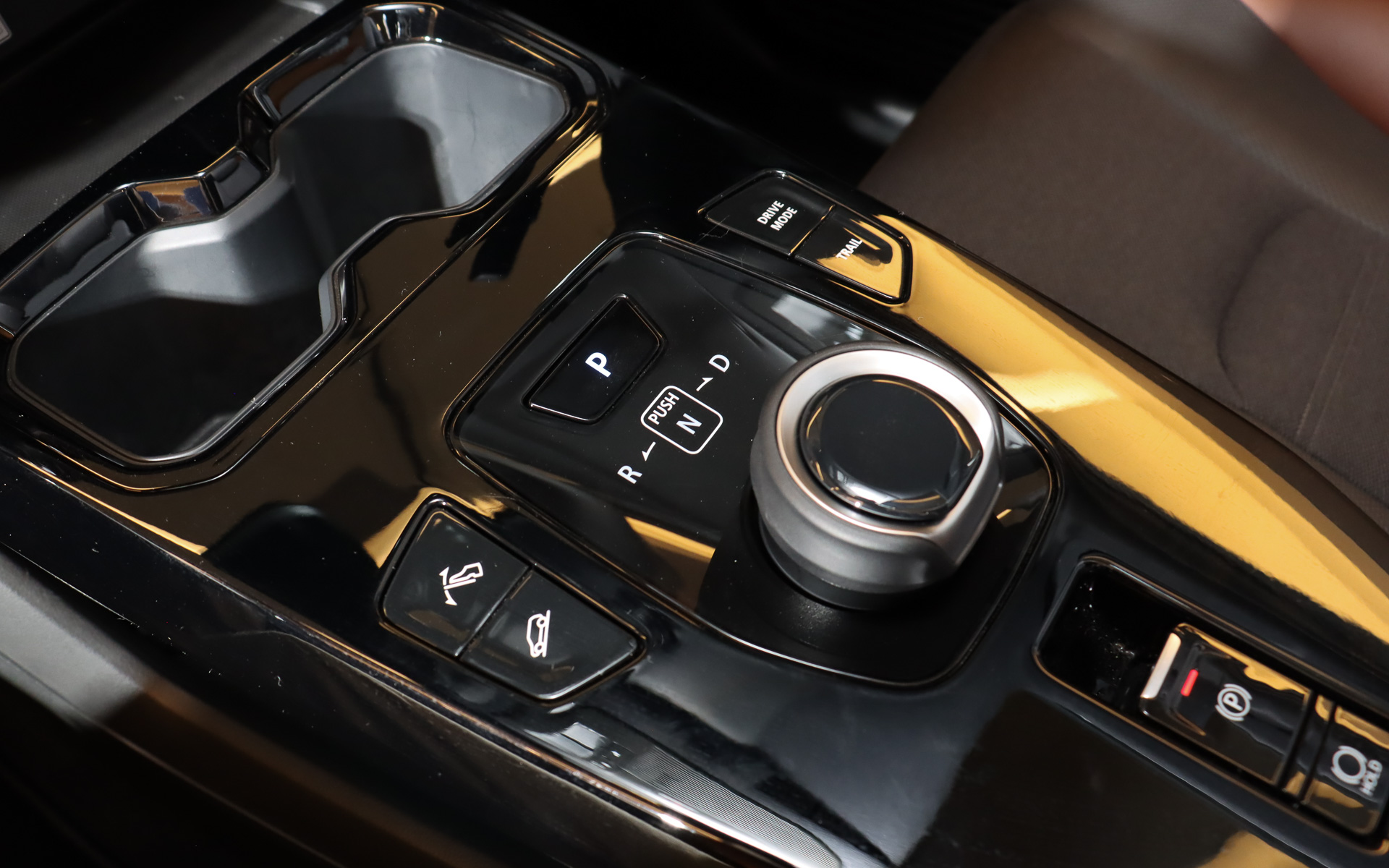 後方側の2つは駆動方式で異なり、2WD車の左側が発進時のトルク発生を穏やかにして雪道などでのスリップを抑制する「スノーモード」、4WD車の左側が路面が不安定な下り坂で微速前進を保持してステアリング操作に集中できる「ヒルディセントコントロール」、右側が悪路で片側のタイヤが空転する状況でブレーキを作動させ、グリップ力のあるタイヤで前進して脱出する「トレイルモード」のスイッチとなっている