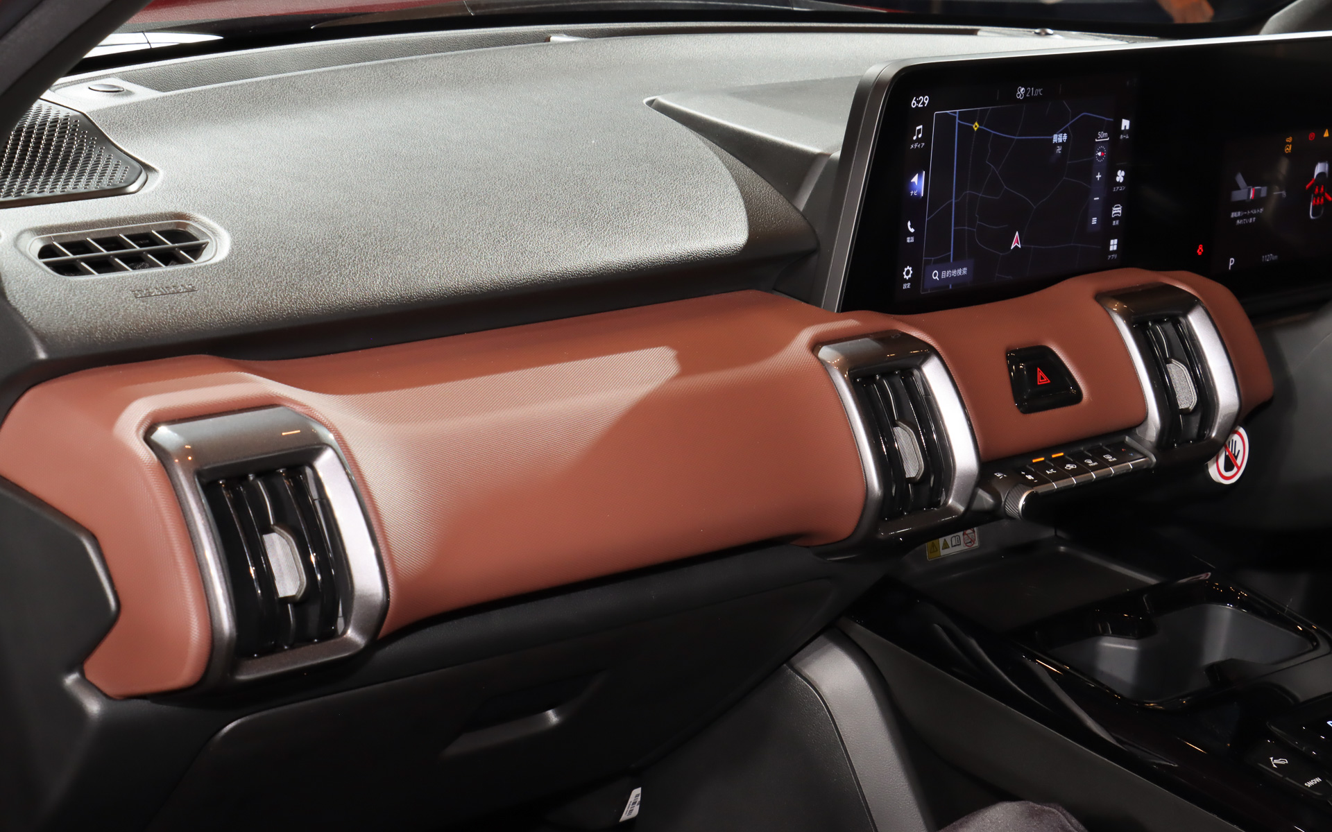 インパネではブラウンのソフトパッドやダークシルバーガーニッシュを備えるエアコンルーバーなどでタフな印象をアピール。中央にあるエアコンなどの操作パネルでもトグルタイプのスイッチを用意している