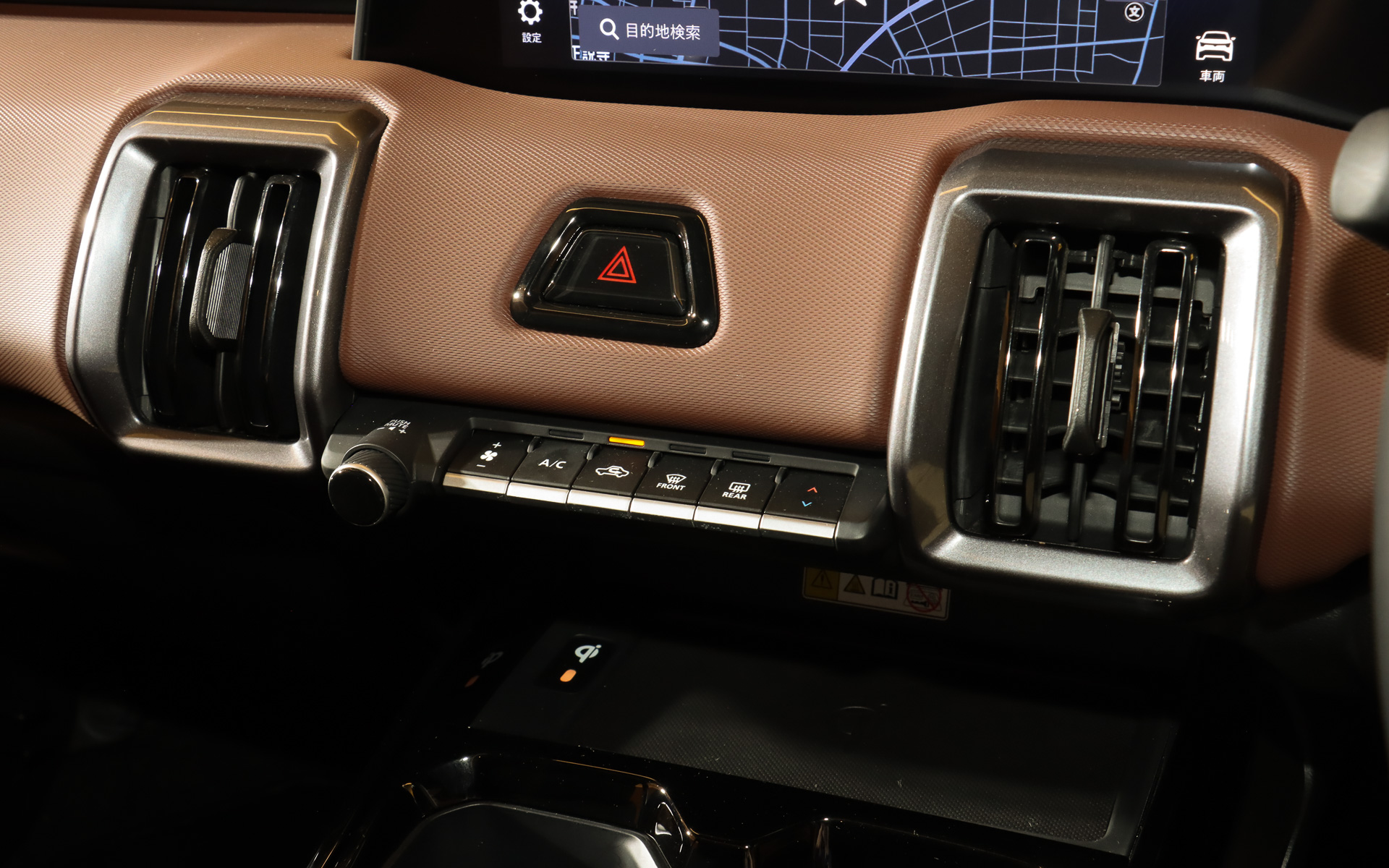 インパネではブラウンのソフトパッドやダークシルバーガーニッシュを備えるエアコンルーバーなどでタフな印象をアピール。中央にあるエアコンなどの操作パネルでもトグルタイプのスイッチを用意している