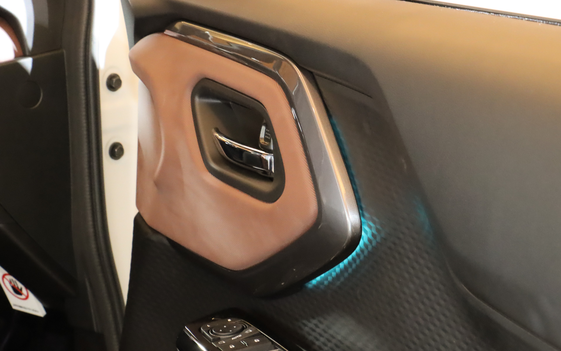 ドアトリムやセンターコンソールに「LEDアンビエントライト」を埋め込む