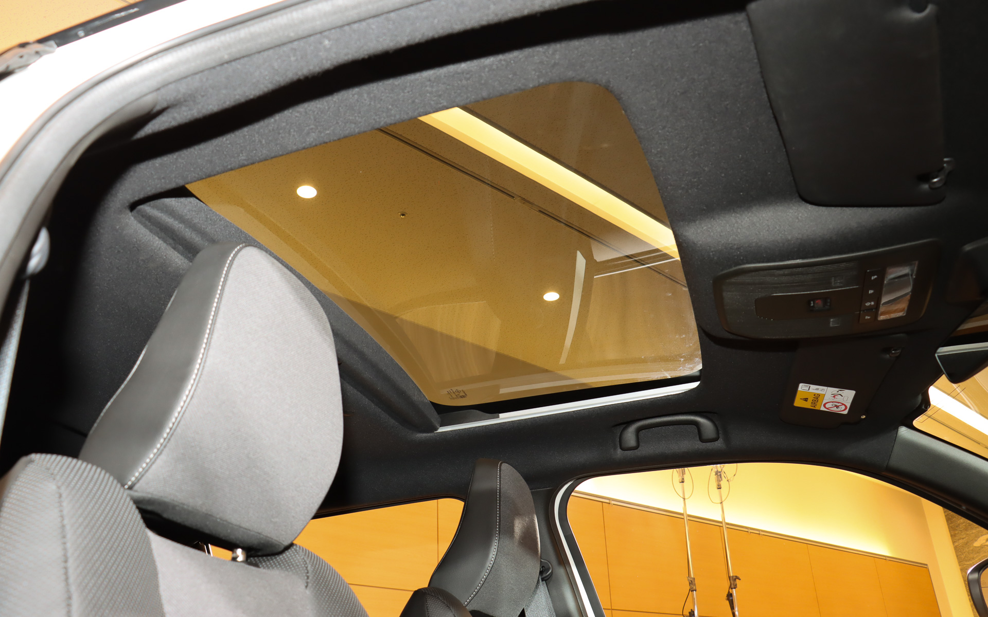 「ガラスルーフ（サンシェード付き）」はZグレードに標準装備