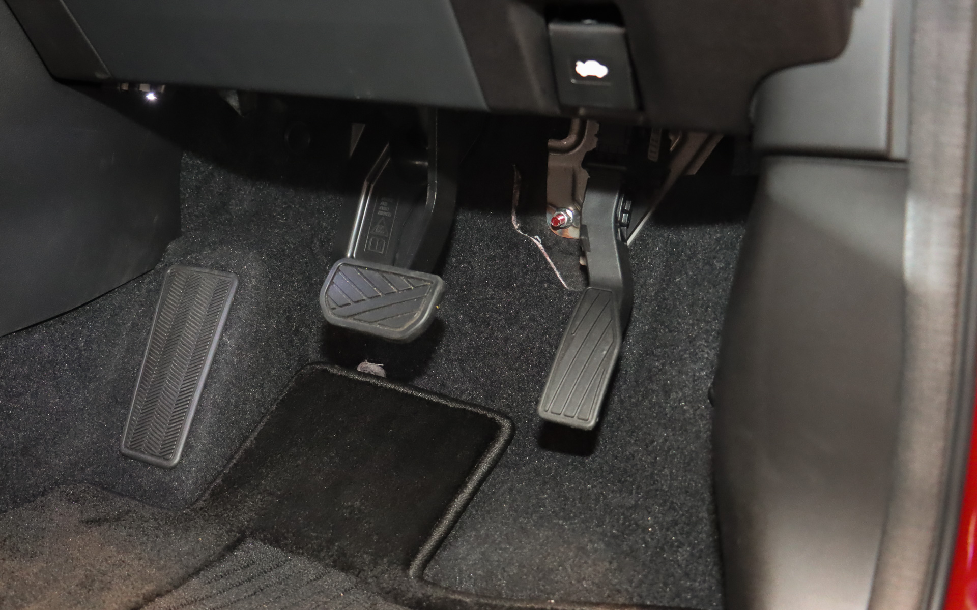 アクセルペダル、ブレーキペダルともに吊り下げ型