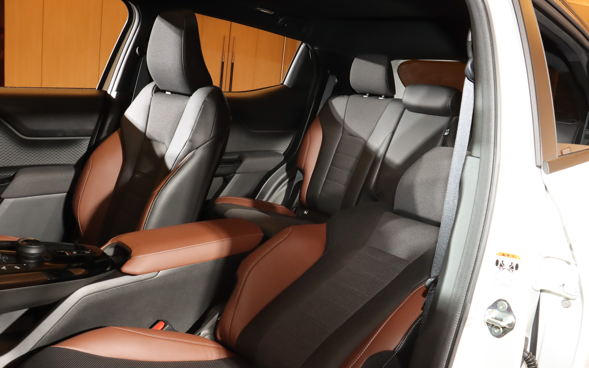 Zグレードのシート表皮はメイン材にメランジ表皮、ボルスター材にブラウン合皮、アクセント材にパーフォレーション合皮を使い、ホールド性を高めてタフで洗練された雰囲気を表現している