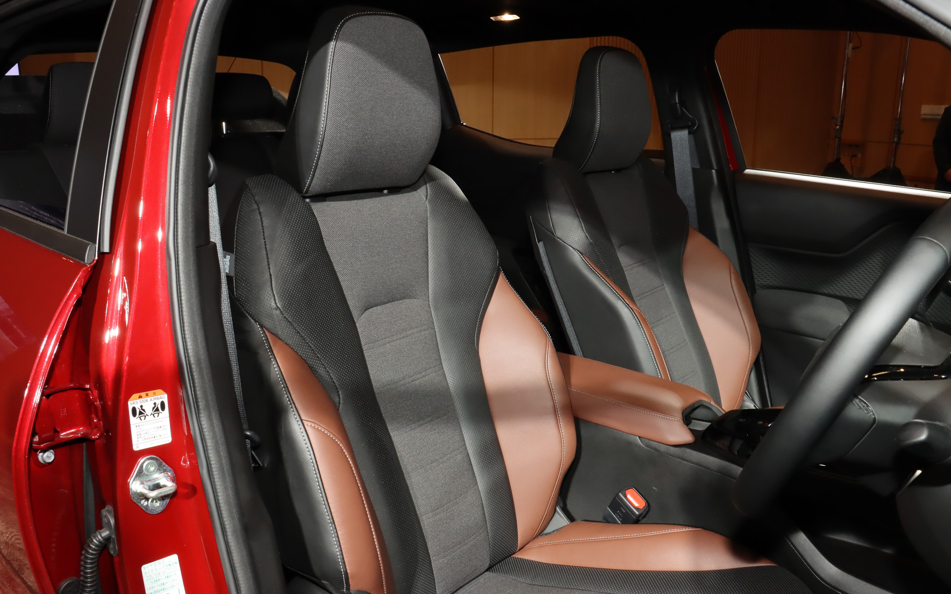 Zグレードのシート表皮はメイン材にメランジ表皮、ボルスター材にブラウン合皮、アクセント材にパーフォレーション合皮を使い、ホールド性を高めてタフで洗練された雰囲気を表現している