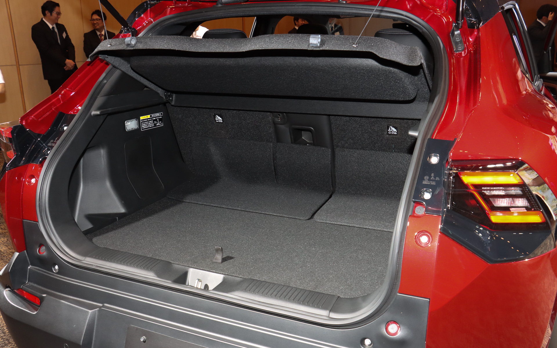 ラゲッジスペース容量は5人乗車時で238～306L。ラゲッジボードは2つ折りにして前方側のスリットに差し込んで斜めに固定可能となっており、ラゲッジアンダーボックスには標準装備する「コントロールボックス付充電ケーブル」を収納可能