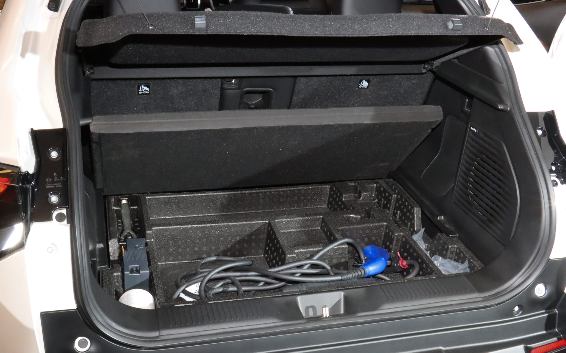 ラゲッジスペース容量は5人乗車時で238～306L。ラゲッジボードは2つ折りにして前方側のスリットに差し込んで斜めに固定可能となっており、ラゲッジアンダーボックスには標準装備する「コントロールボックス付充電ケーブル」を収納可能