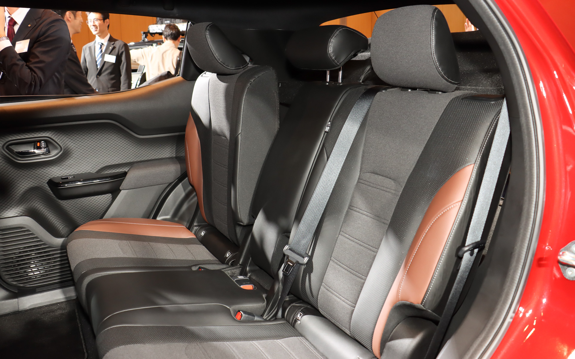 4：2：4分割可倒式リアシートを全車標準装備して、シートバックな2度×10段階で計20度のリクライニングが可能。6：4分割で160mmの前後スライドにも対応する