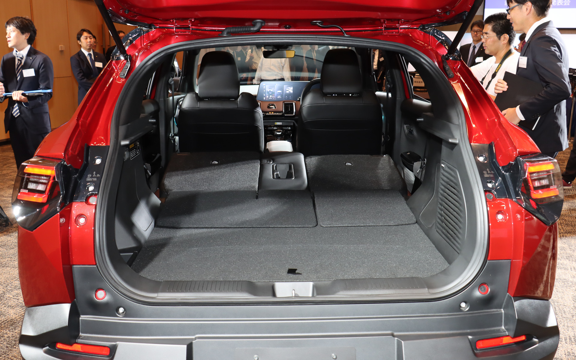 4：2：4分割可倒式リアシートを全車標準装備して、シートバックな2度×10段階で計20度のリクライニングが可能。6：4分割で160mmの前後スライドにも対応する