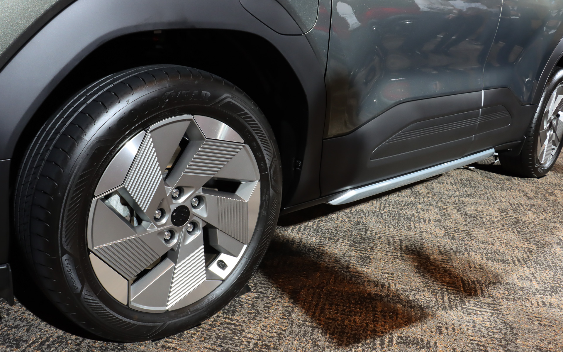 純正アルミホイールに装着している黒い樹脂製ガーニッシュをサテンシルバーに変更する「アルミホイールガーニッシュ」（1万3200円）と、同じく黒い純正状態からシルバーに変更する「サイドシルスプラッシュガード」（6万7650円）