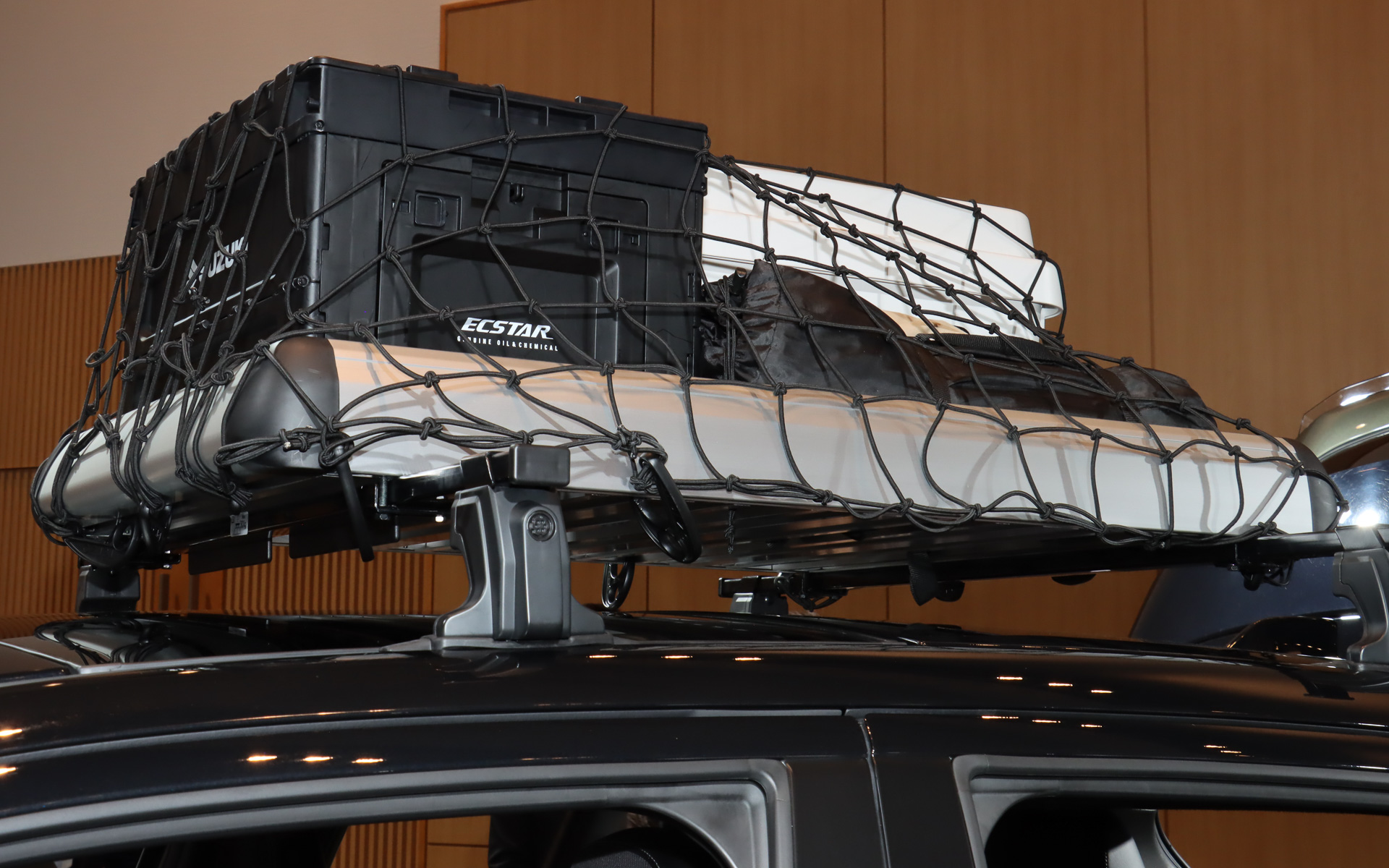 ルーフに設置して積載性を高める「ベースキャリア」（3万9600円）と「ルーフラックアタッチメント（アルミ）」（5万2800円）