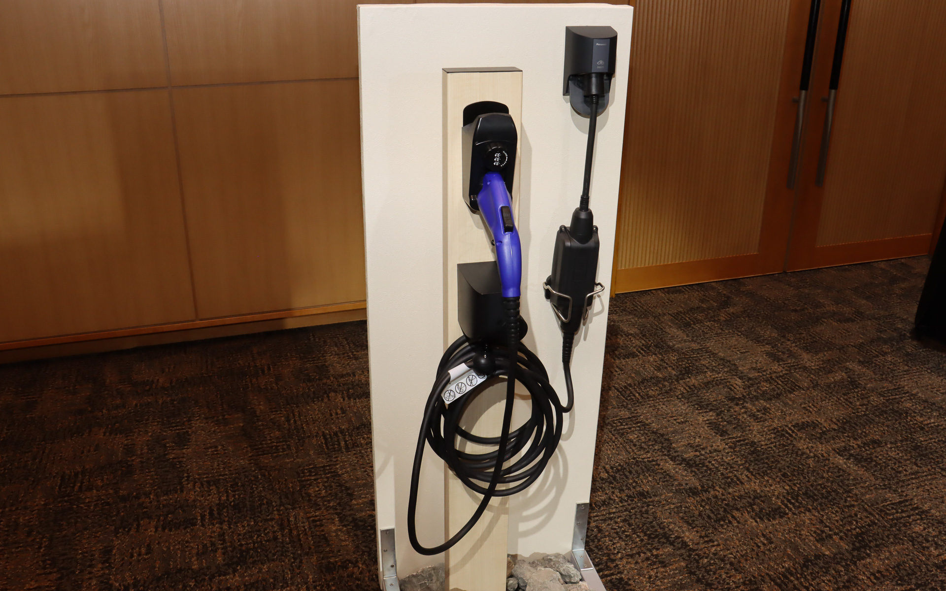 標準装備するコントロールボックス付充電ケーブルを自宅駐車場などに設置する「普通充電コネクターホルダー」（1万340円）や「コントロールユニットホルダー」（6380円）