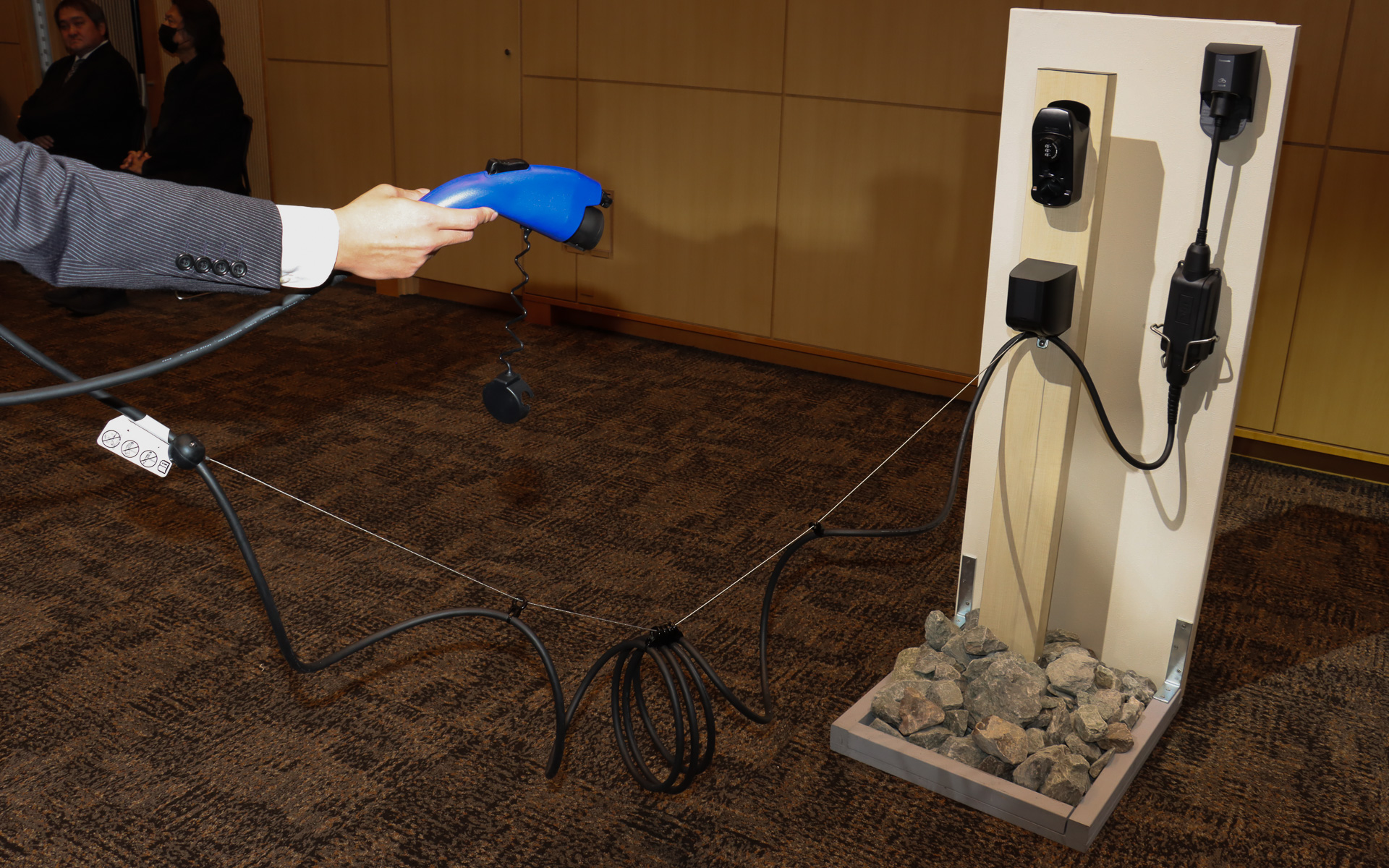 「充電ケーブルリール」（2万8600円）を利用すると充電作業時にケーブルが簡単に扱えるようになり、ケーブルが地面で引きずられたりせず、傷や汚れから保護できる