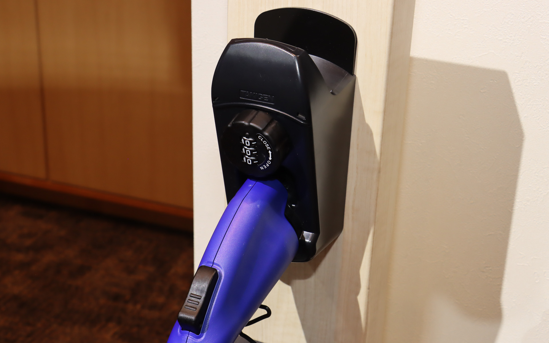 普通充電コネクターホルダーは3桁のダイヤルロックを備え、充電ケーブルの盗難やいたずらなどを防止できる