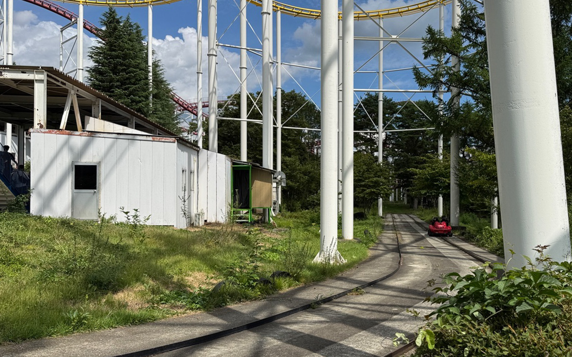 ジェットコースターの下に広がる森のようなコースを走ることができるゴーカート。けっこうスピードが出るカーブもあって、娘はちょっとドキドキしたそうです