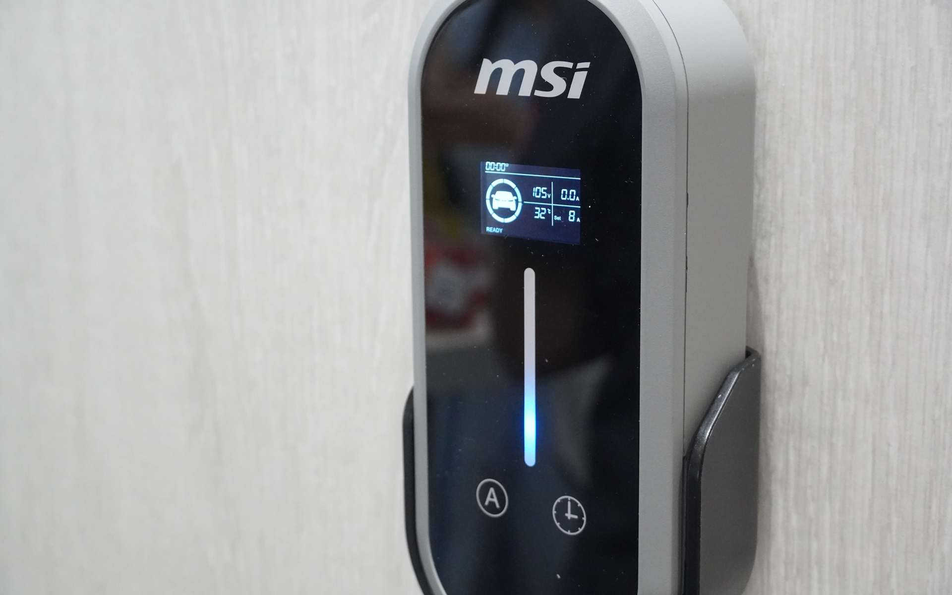 ディスプレイで充電状態が確認でき、アプリで制御も可能