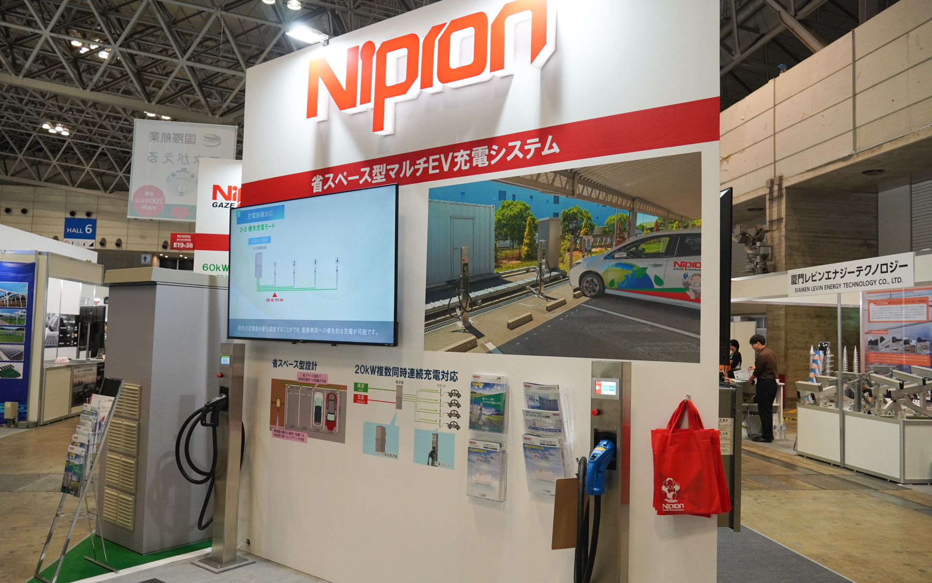 二プロンは複数の営業車などを普通充電より早く充電するマルチEV充電システムを展示