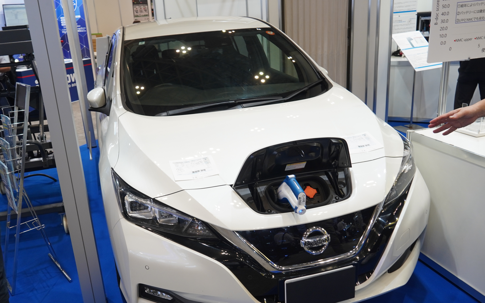 三洋貿易ではCHAdeMOのコネクター形状のバッテリ診断機を展示。車両に差し込んで約30秒でバッテリ劣化度を診断できるという