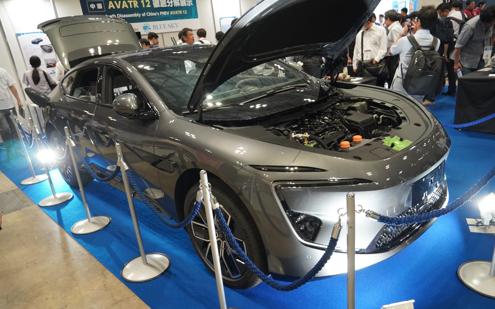 ブルースカイテクノロジーが長安汽車とCATLの合弁会社のAVATR 12の分解車両を展示。使用パーツなどを確認できるようになっていた