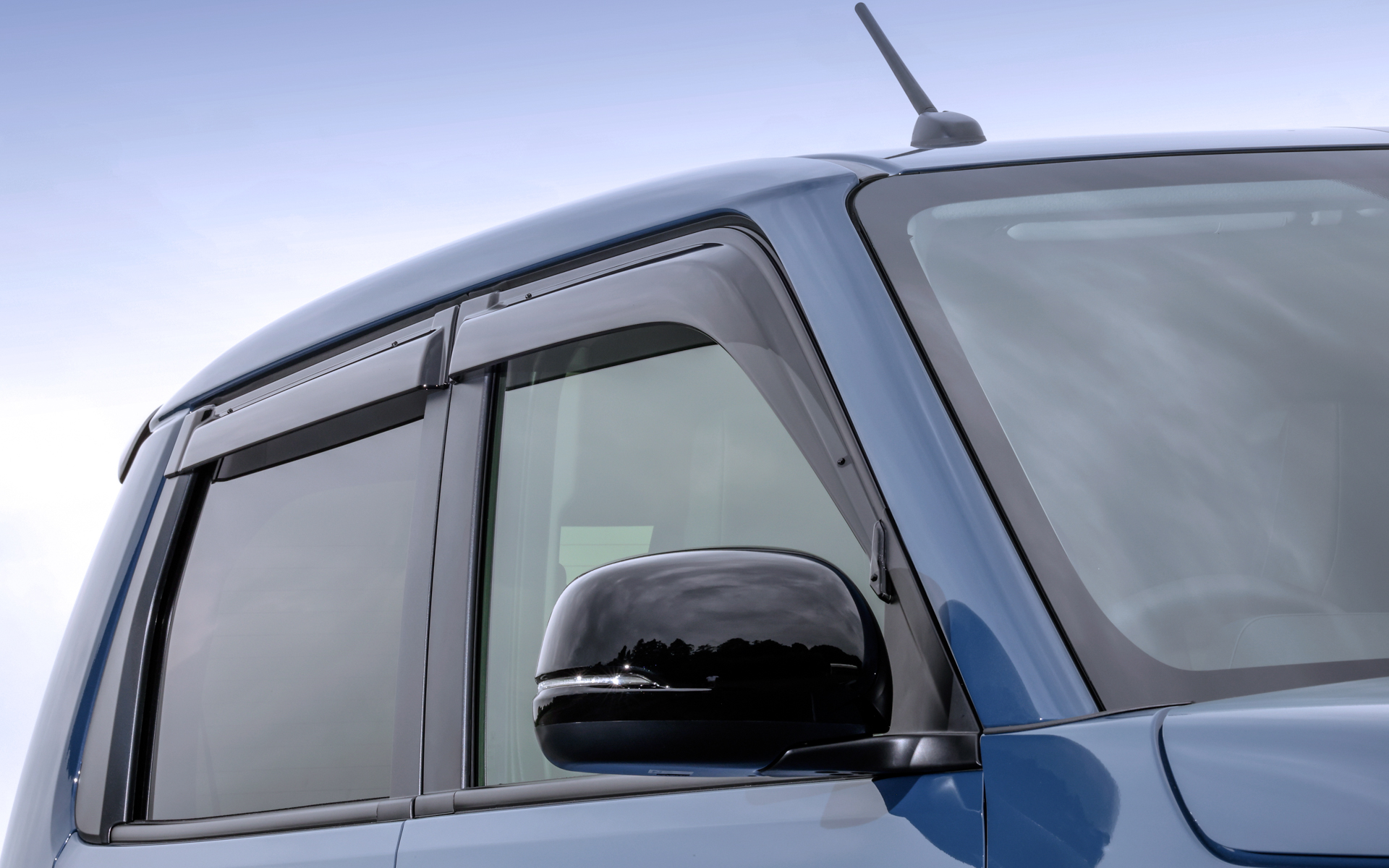 ホンダアクセスは、バージン材同等のアクリル樹脂再生化技術を確立し、リサイクルアクリル樹脂素材を採用した「ドアバイザー」を完成させた