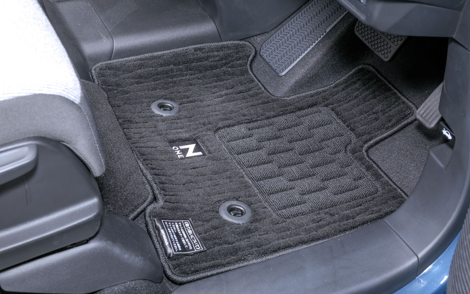 新型N-ONE e:用にもサステナブルマテリアルを採用した「フロアカーペットマット」をラインアップしている。価格はスタンダードタイプが2万2000円。プレミアムタイプが2万9700円