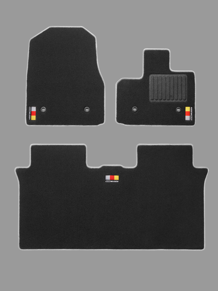 「スポーツマット」は、表地は耐久性に優れたナイロン素材、裏地にはフロアとマットのズレや滑りを防ぐ合成ゴム素材を採用。運転席のマットには磨耗を防止するヒールパッドを装備。フロント/リアの3か所に無限ロゴ刺繍エンブレム入り。カラーは上質感のある「ブラック×シルバー」とスポーティな「ブラック×レッド」の2種類。価格2万9700円