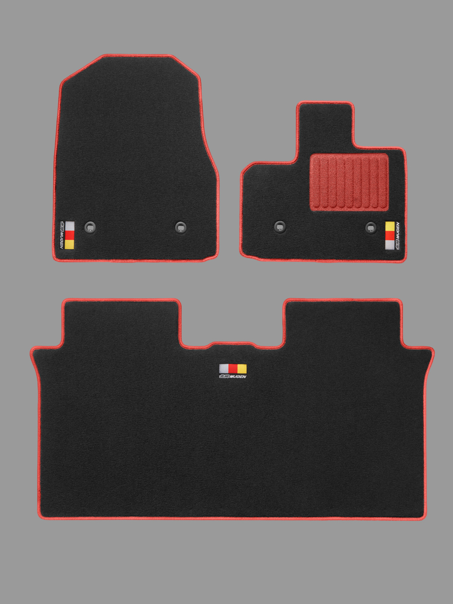 「スポーツマット」は、表地は耐久性に優れたナイロン素材、裏地にはフロアとマットのズレや滑りを防ぐ合成ゴム素材を採用。運転席のマットには磨耗を防止するヒールパッドを装備。フロント/リアの3か所に無限ロゴ刺繍エンブレム入り。カラーは上質感のある「ブラック×シルバー」とスポーティな「ブラック×レッド」の2種類。価格2万9700円