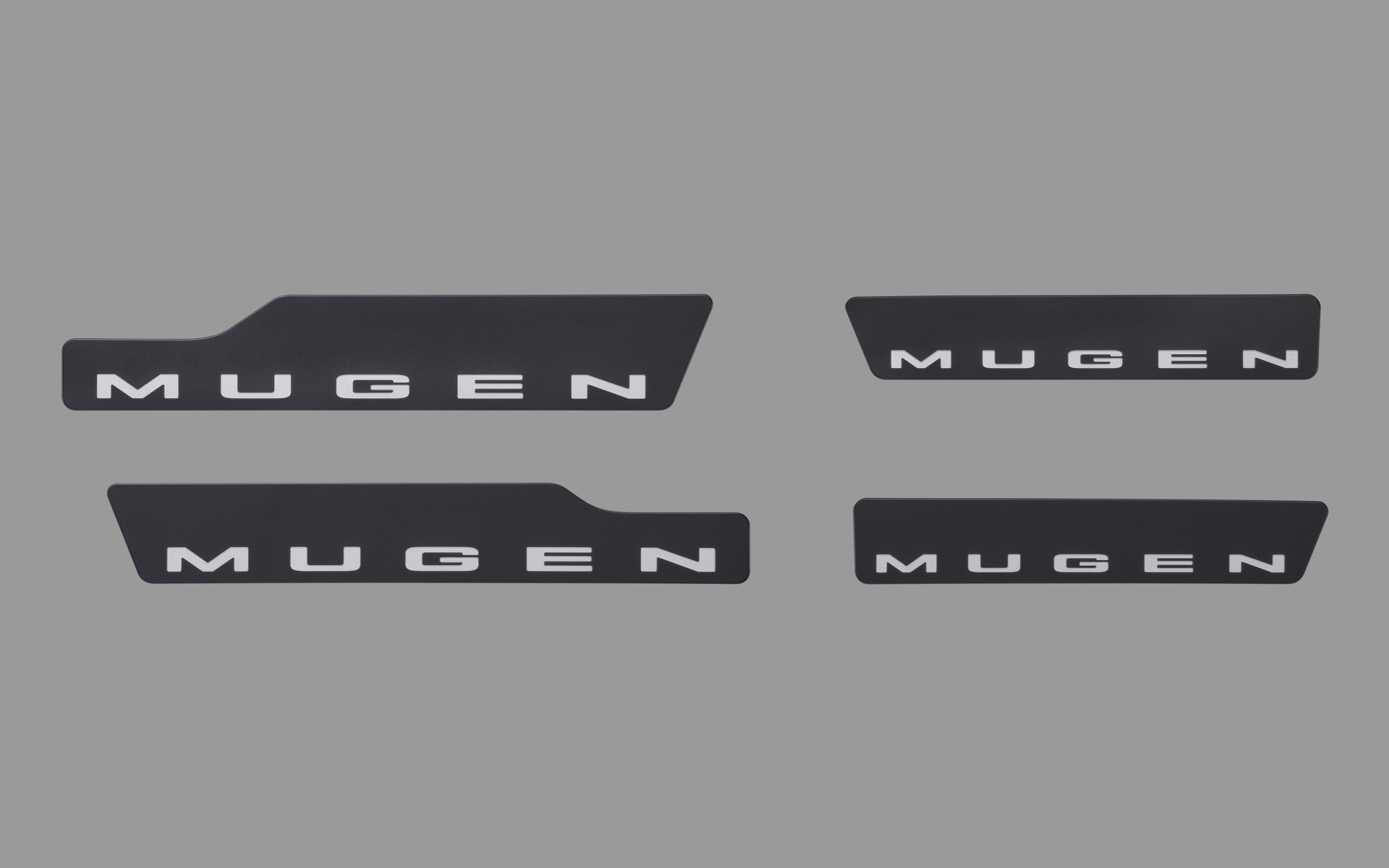 「MUGEN」ロゴが個性を引き立て、マットブラック基調のデザインでドア開口時に特別感を演出する「スカッフプレート」。フロント/リア1台分4枚入り。価格2万2000円