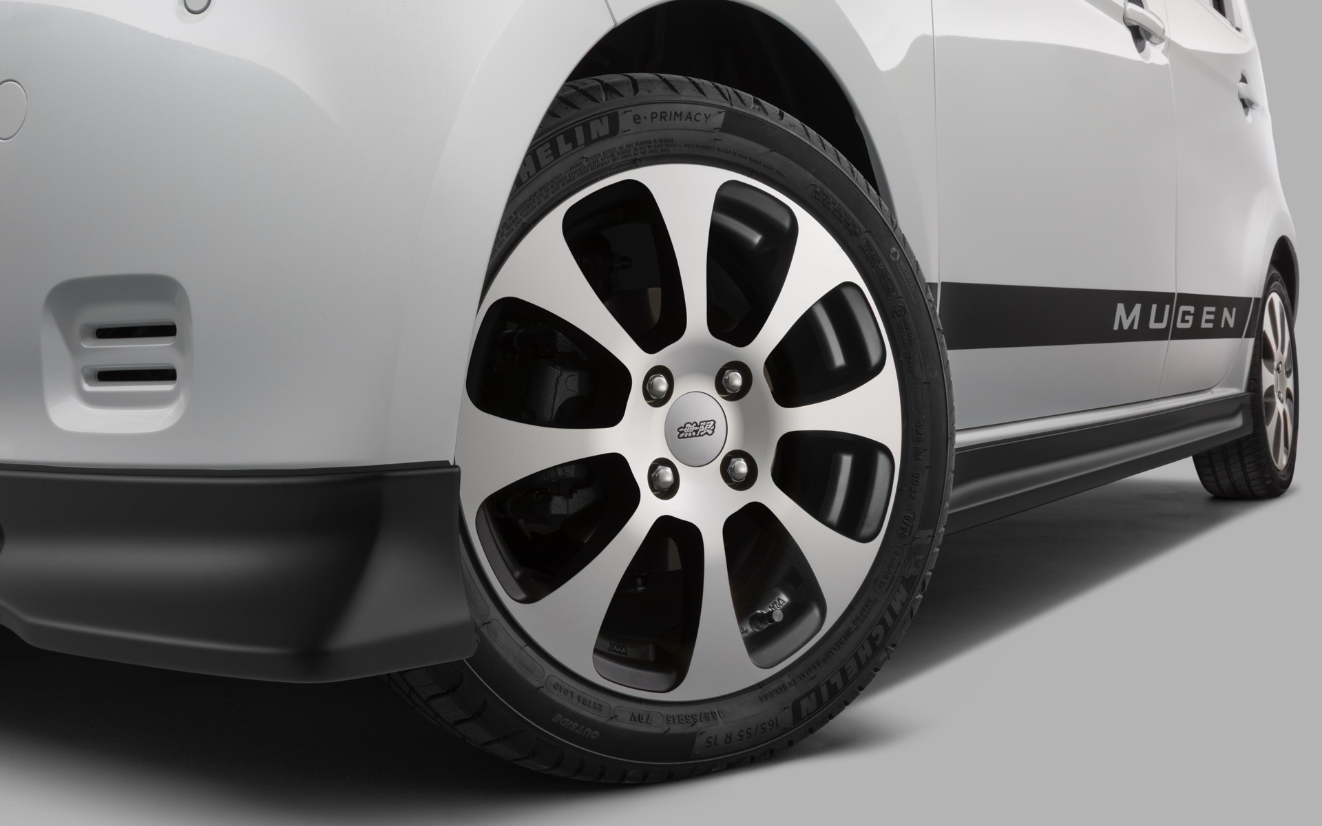 プレーンな面に8ホールをデザインしたシンプルながらも洗練された印象のアルミホイール。フラットブラックミラーフェイスを採用することで上質さを演出。サイズは15インチ×5.0J ＋45。推奨タイヤサイズ165/55R15。標準装備のホイールナットは使用できない。価格は1本4万1800円