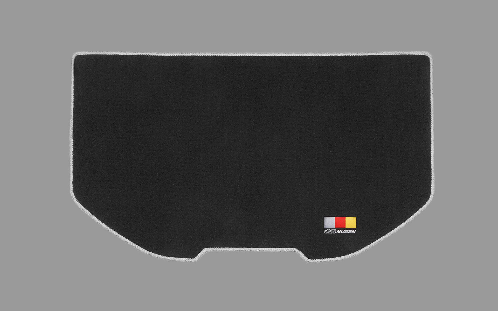 ラゲッジルームフロアの汚れを抑止する「スポーツラゲッジマット」。スポーツマットと同様の材質を採用し、高い質感と耐久性を実現。無限ロゴ刺繍エンブレム入り。価格1万6500円