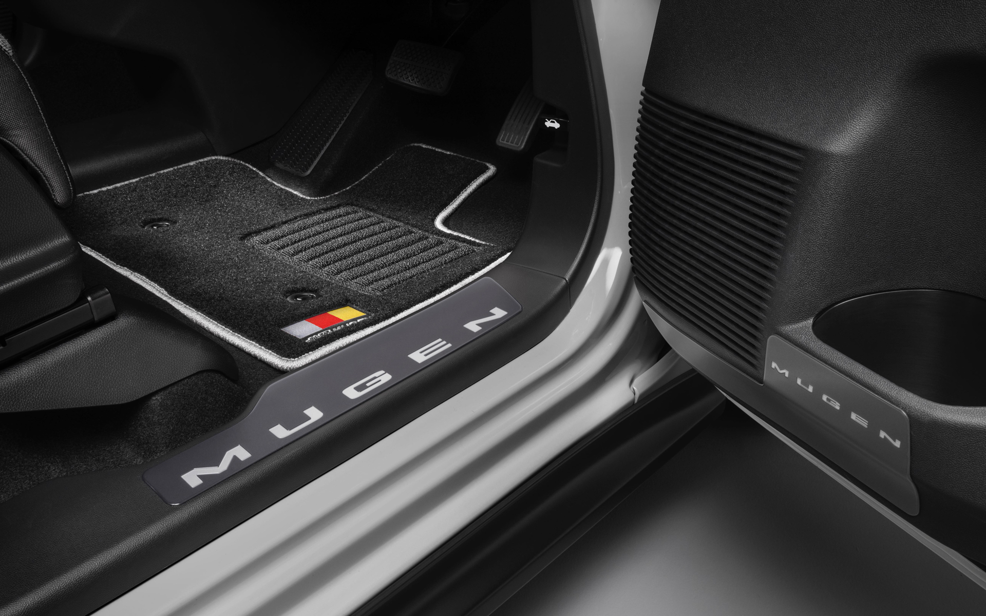 スポーツマット、スカッフプレート、ドアインナープロテクター装着イメージ