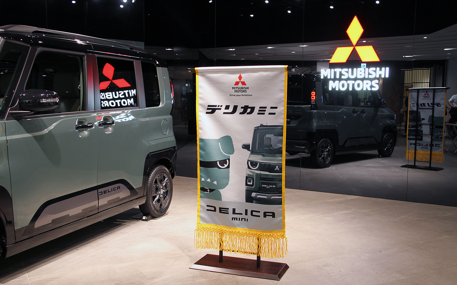 会場には大相撲で使われるデリカミニの懸賞幕も並べられた