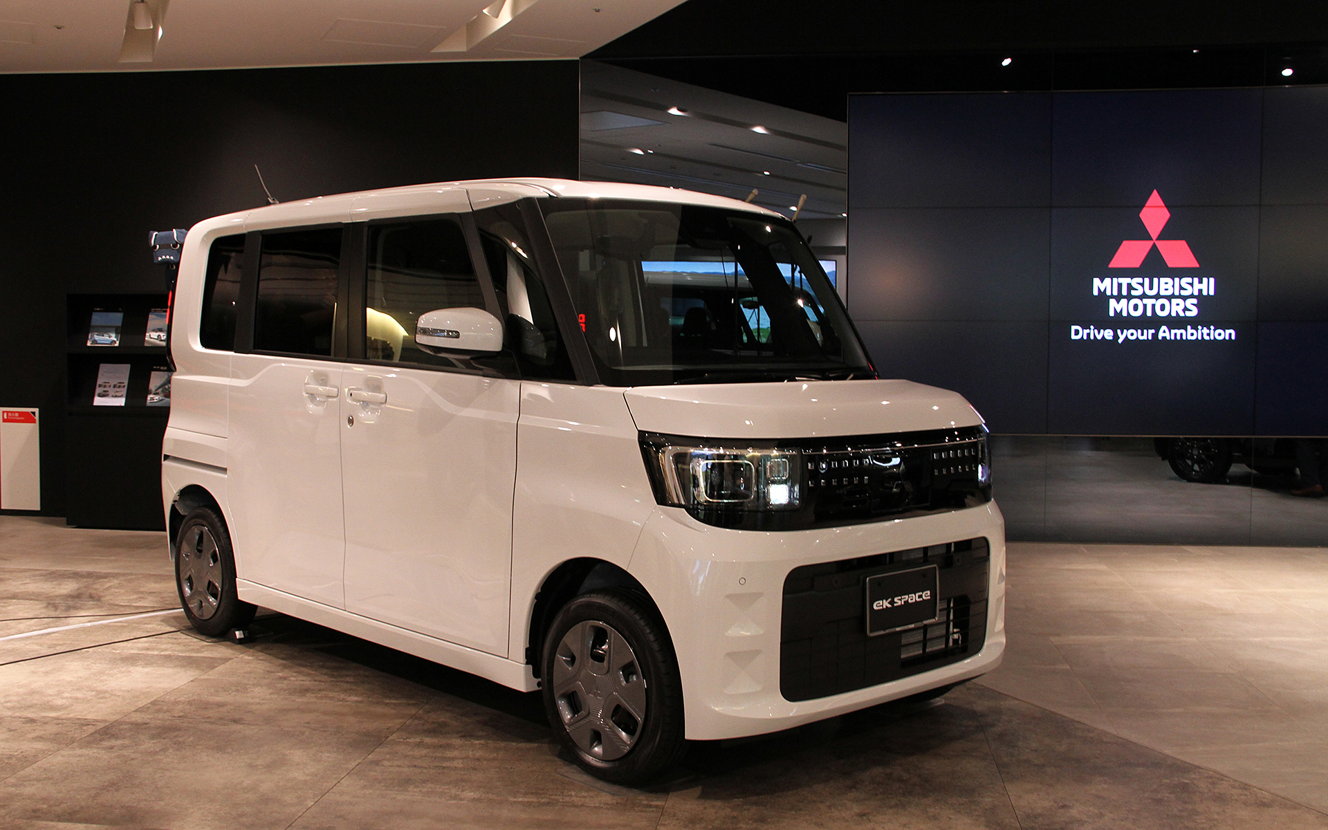 新型デリカミニと同時発表の新型「eKスペース」も展示。価格は174万9000円～194万5900円