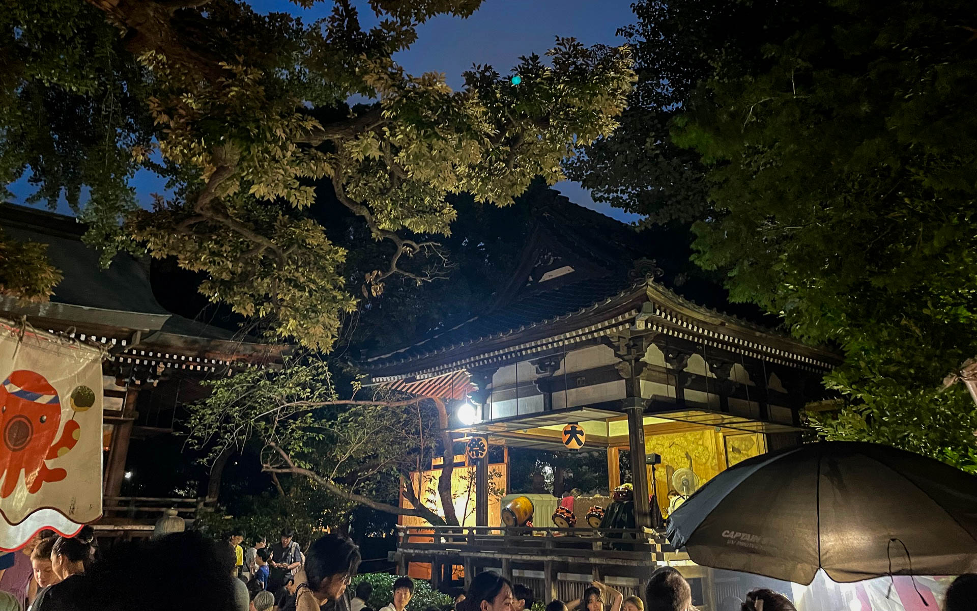 神社の御神楽。夜店をブラブラして夕食代わりに焼きそばなど買ってきたが、やはりその場で食べた方がお祭り気分になれる