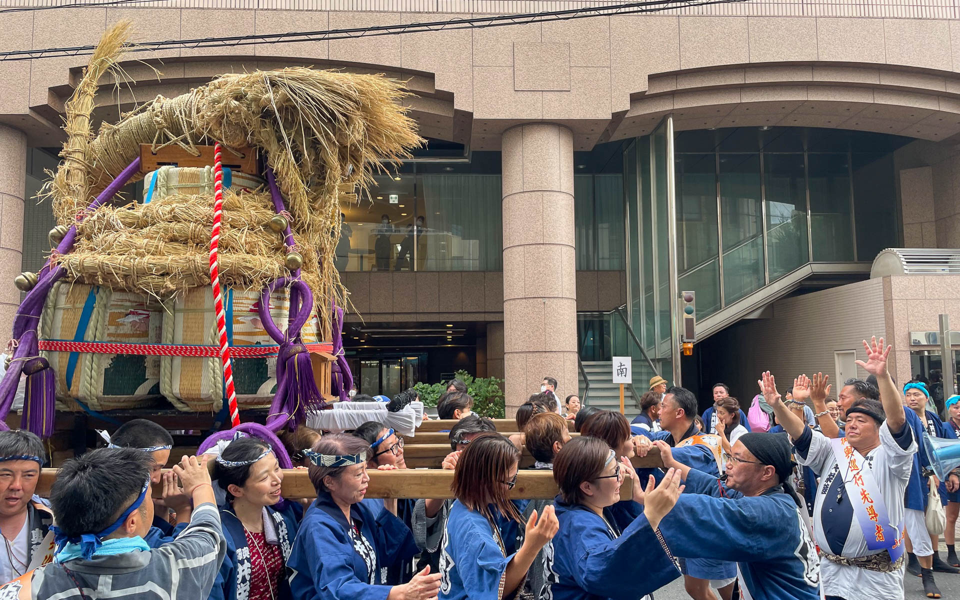 藁で編んだ大蛇を担ぐ大蛇神輿。大蛇を作る後継者が少なくなっていると聞いたが今年も何体かの大蛇さまに会えた