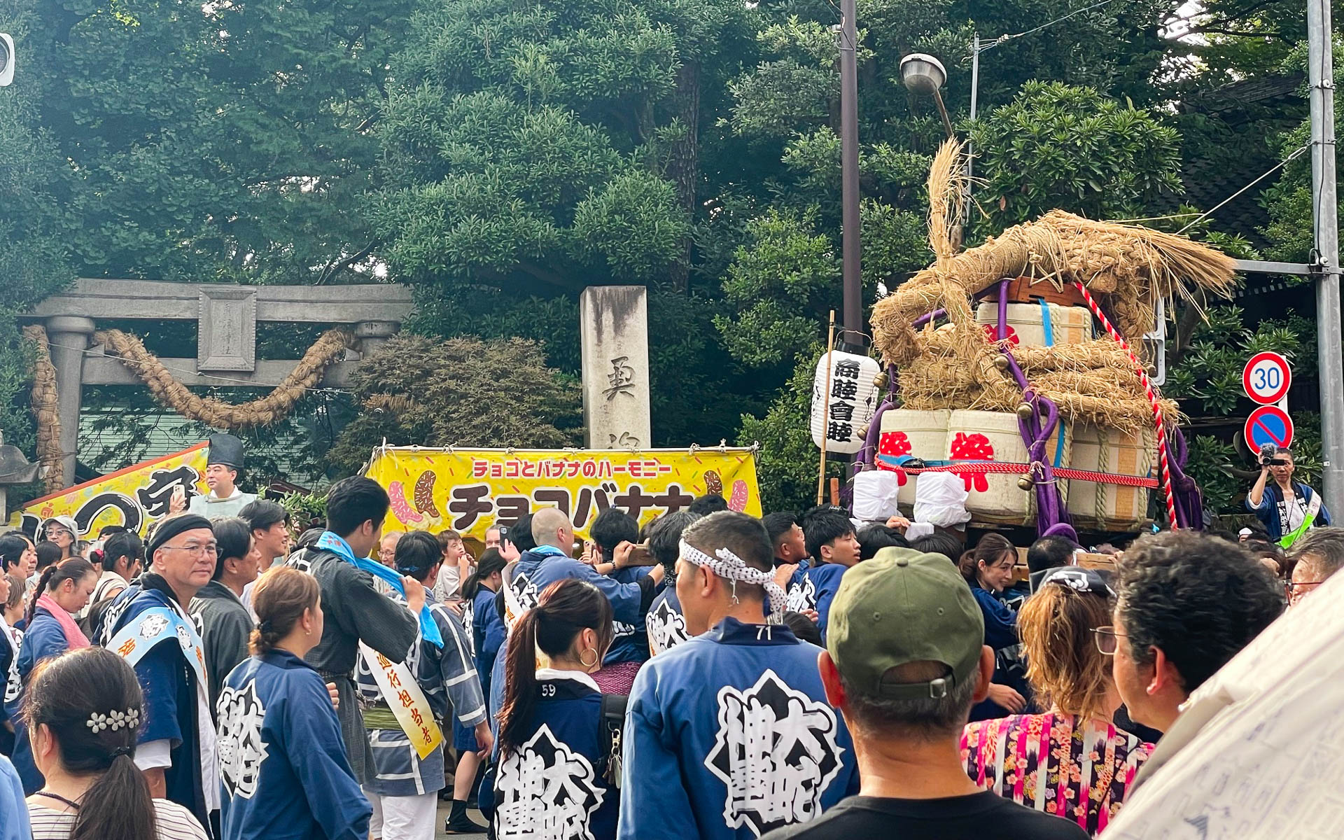 無事に6基の神輿が踏切を渡って、奥沢神社でお祓いしてもらう大蛇神輿