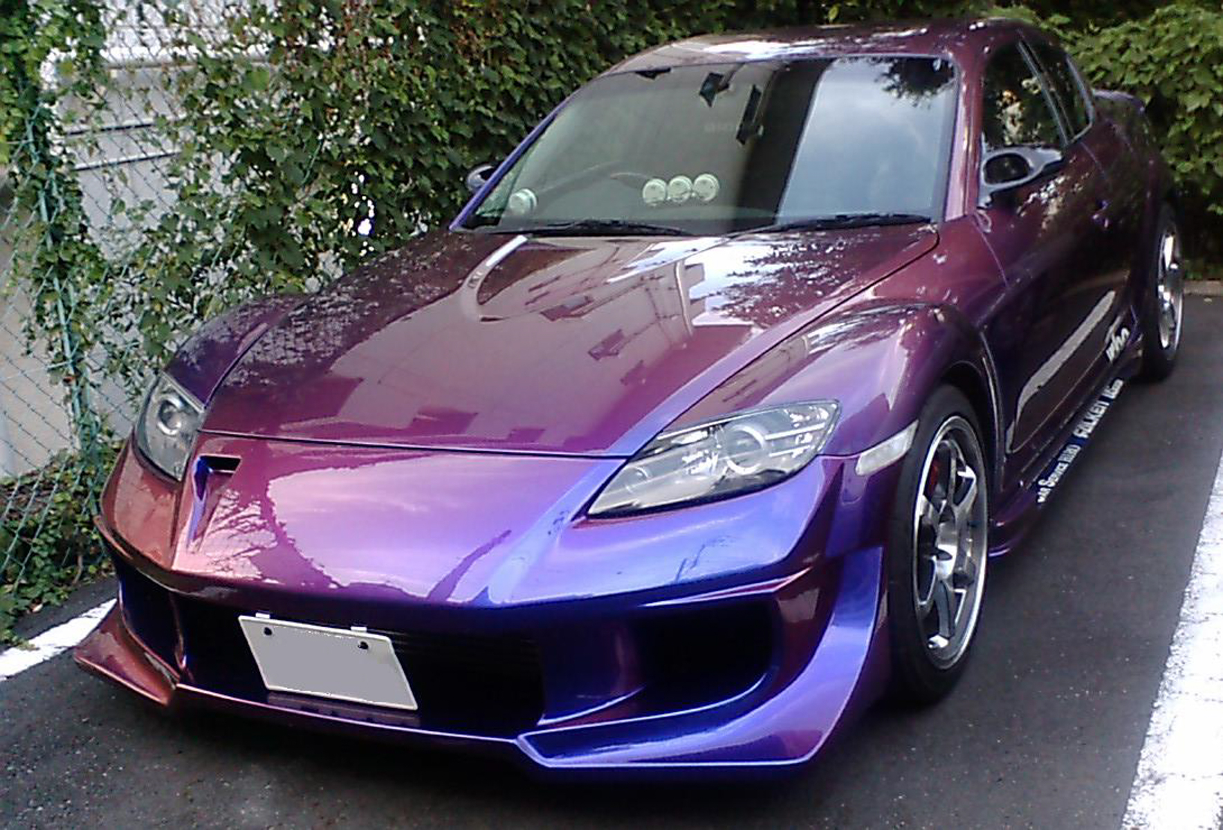 ボディカラーは見る角度で色が変わる「マジョーラ」を採用