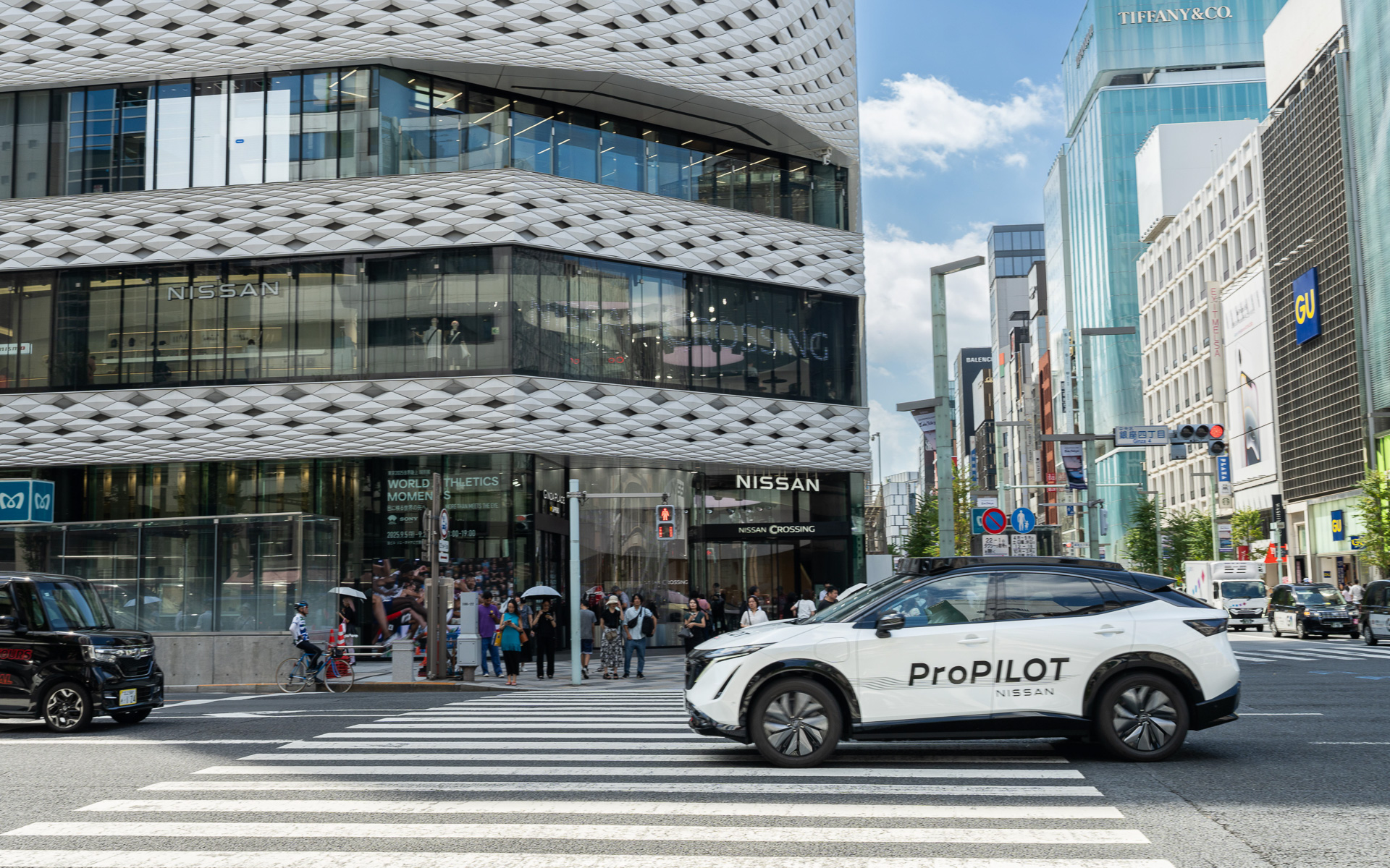 日産の銀座ショールーム前を走行する次世代プロパイロット搭載車