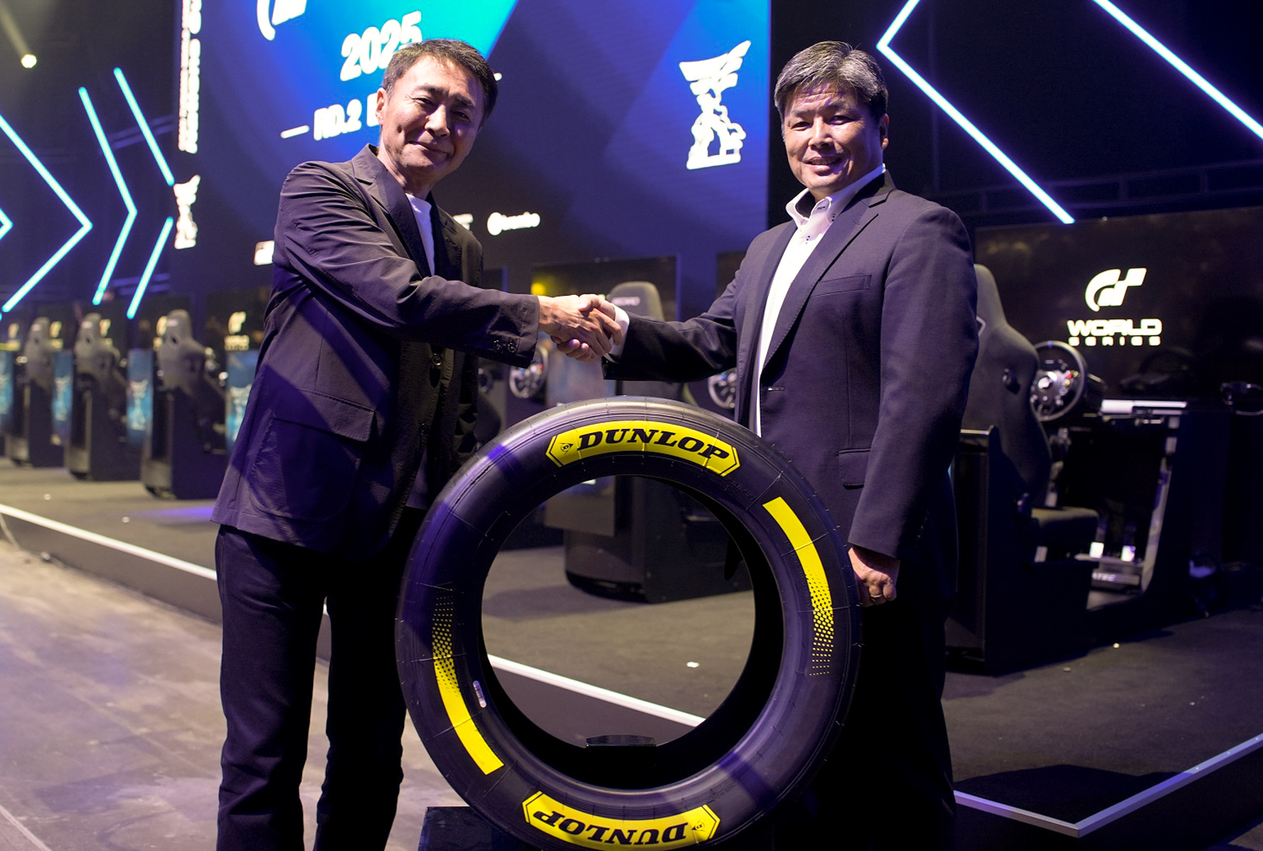 左から、グランツーリスモシリーズ 山内一典プロデューサー、住友ゴム工業株式会社 タイヤ事業本部 グローバルマーケティング部 栃尾威彦主査