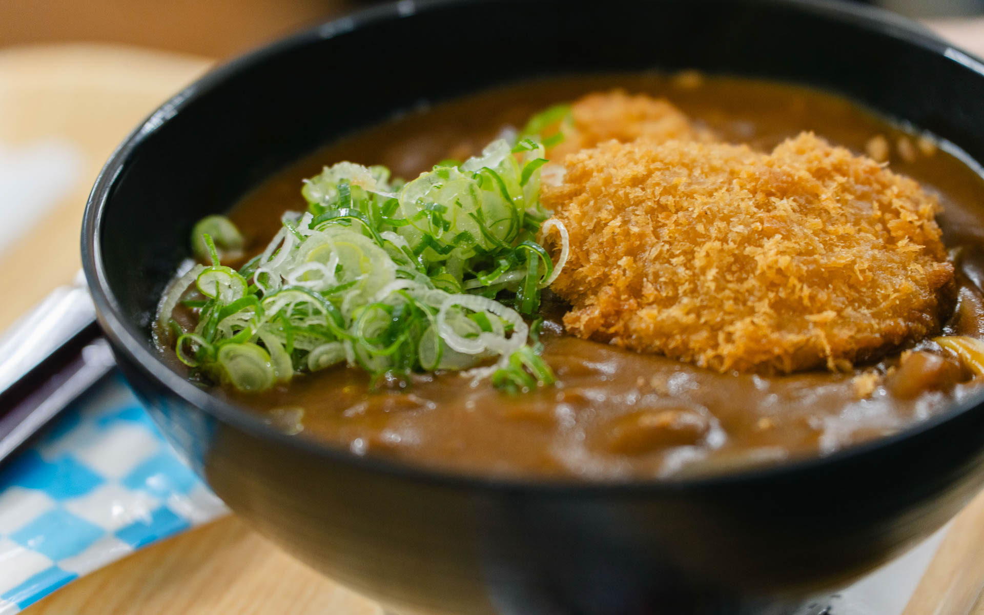 熊本製作所 社員食堂名物の「カツカレーうどん」