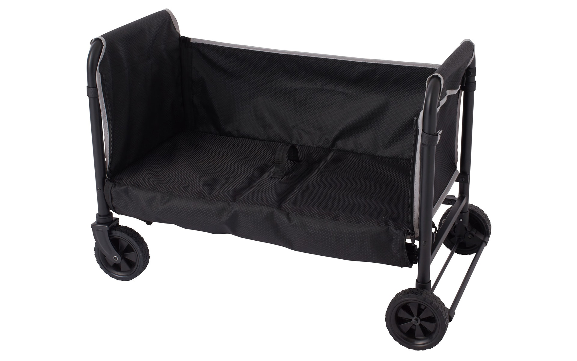 座るときの状態。展開時のサイズは490×850×550mm（幅×奥行き×高さ） 。耐荷重は停車時100kg、走行時50kg