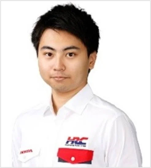 岩佐歩夢選手。2001年9月22日生まれ。2020年にホンダ・フォーミュラ・ドリーム・プロジェクト（HFDP）メンバーとして仏・F4選手権に参戦し、チャンピオンを獲得。2021年にレッドブルジュニアに加入し、現在はF1のVisa Cash App Racing Bulls F1 Teamのリザーブ兼シミュレータードライバーを務めながらSFに参戦中