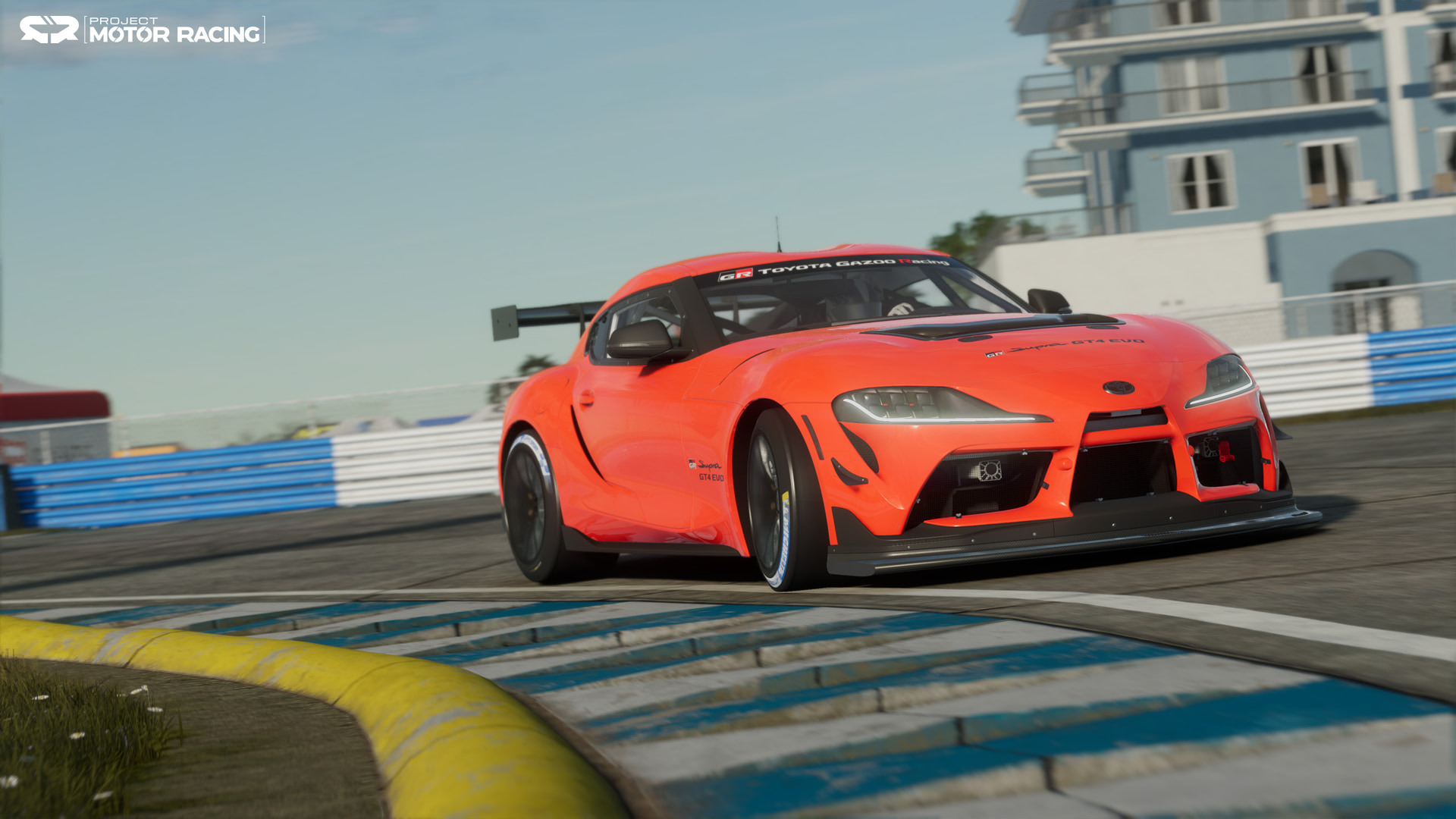 <a href="https://factorydriver.straight4.com/" class="n" target="_blank">「ファクトリードライバープログラム」</a>は現役ドライバーとトップシムレーサーを対象としたプログラムなので、開発チームが要求するレベルは非常に高い。そのため、応募者の10分の1も参加できないものとなっている