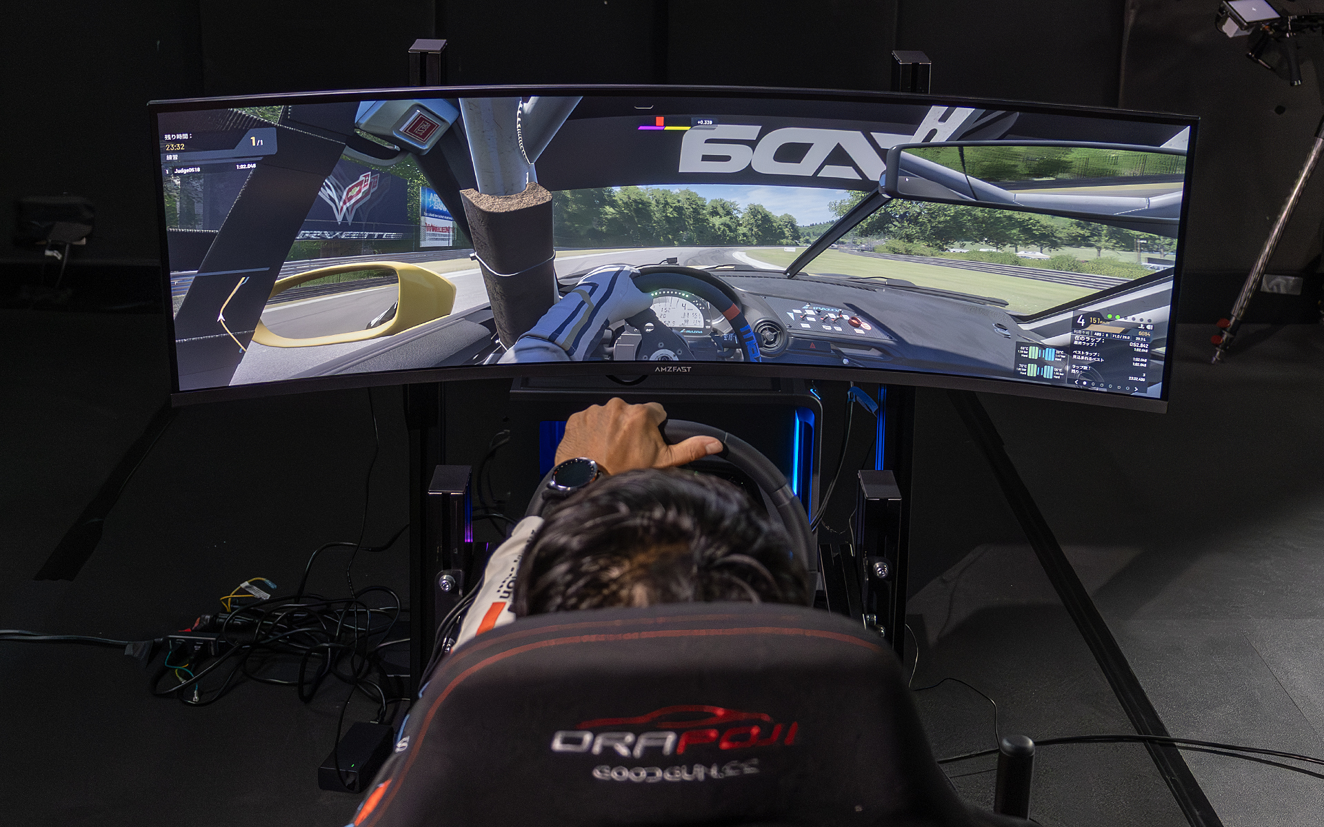 初めてプレイした時は映像や音、そしてクルマの挙動のリアルさに感銘を受けたそうだが、走り込んでいくとステアリング操作に対する画面の反応の遅れが気になった。こうした情報を開発チームに伝えることでゲームは進化していった