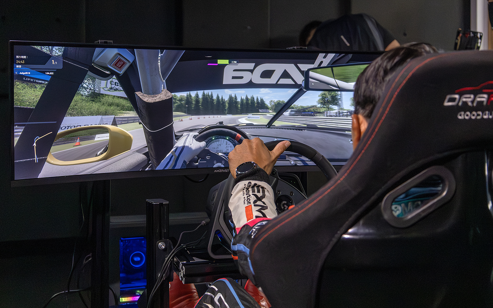 限界を超えた後のリカバリーが実車同様にできるのであれば、限界のギリギリを使って走り続けることできる。山野氏が「ファクトリードライバープログラム」に参加したことによりリアルさはさらに向上したのだ