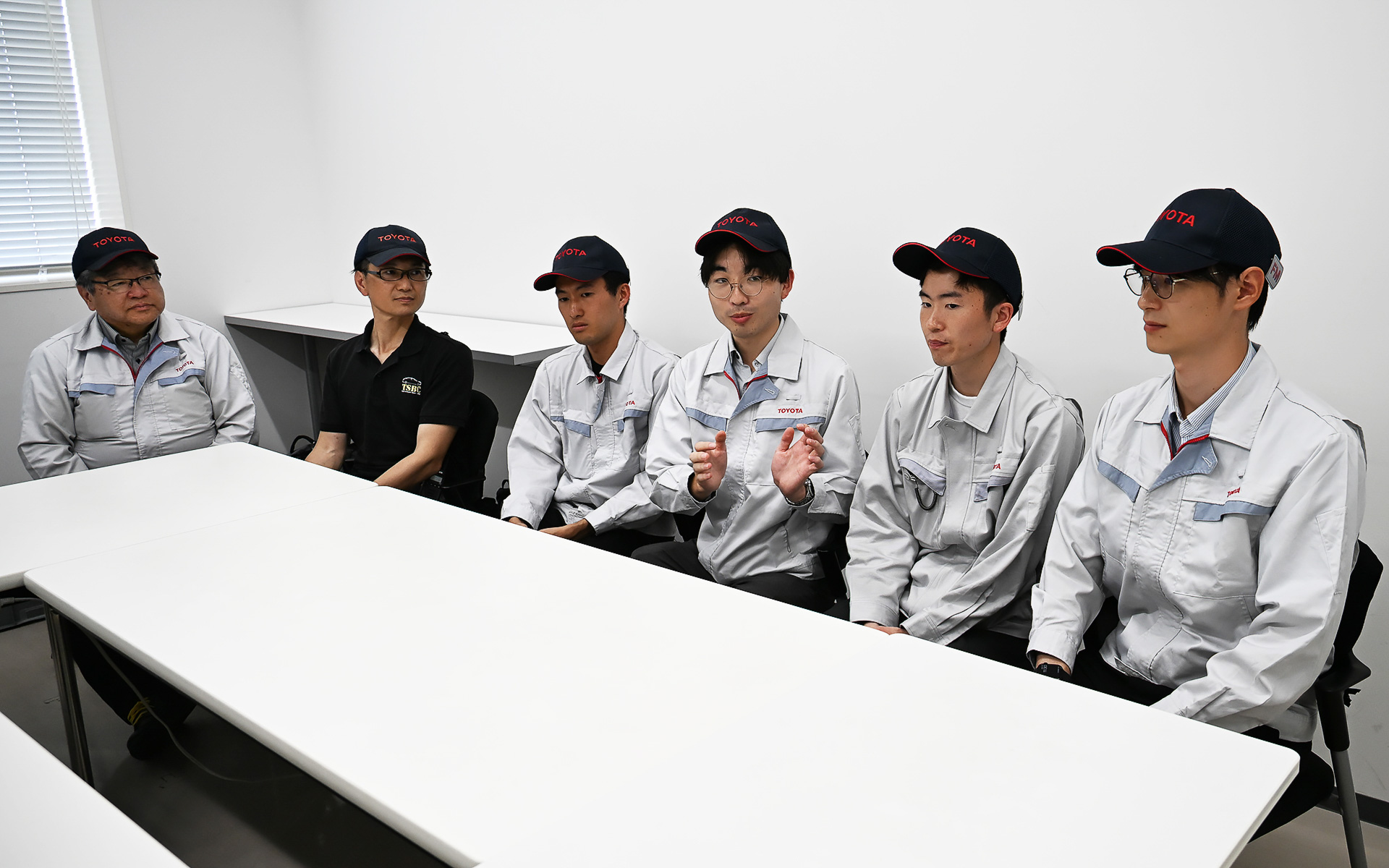 左から、トヨタソフトウェアアカデミー 主査 森英男氏、同 主査 大西悠季生氏、トヨタソフトウェアアカデミーの受講生（千葉さん、青葉さん、塩見さん、西野さん)