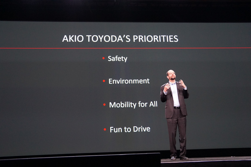 NVIDIAの技術カンファレンス「GPU Technology Conference 2016」において基調講演を行なうギル・プラット博士（Dr.Gill Pratt）。プラット博士は、豊田章男社長（当時）が掲げる4つの理想である、安全（Safety）、環境（Environment）、誰もが使える移動手段（Mobility for All）、楽しい運転（Fun to Drive）をソフトウェアの力を使って実現すべきこととして語った